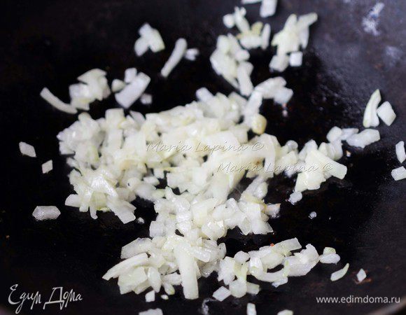 В сковороде разогреть растительное масло, опустить в него лук.