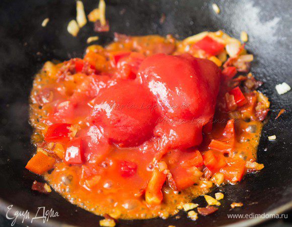 Добавить томаты в собственном соку ТМ «Помидорка» и половину банки сока из под них.