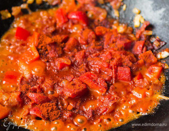 Затем всыпать паприку, перемешать.