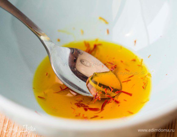 Шафран немного растереть между пальцами и залить теплой водой.