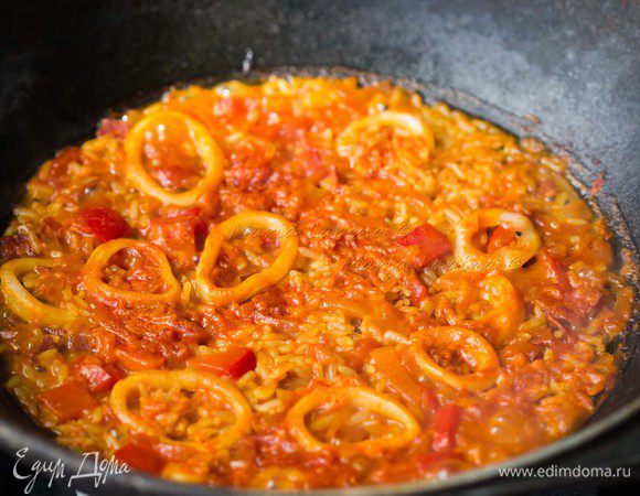 Добавляем рис, всыпая его равномерно по всей сковороде. Оставляем рис вариться на среднем огне, без крышки 10 — 12 минут.