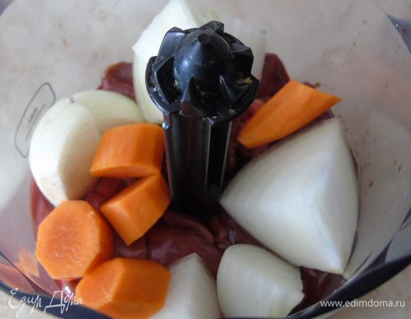 Печень измельчите в блендере вместе с луком и морковью.