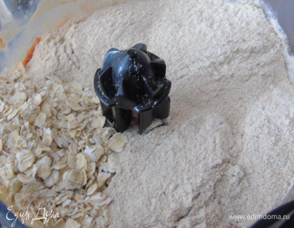 Всыпать гречневую муку и хлопья, добавить приправы по вкусу и опять взбить в блендере.