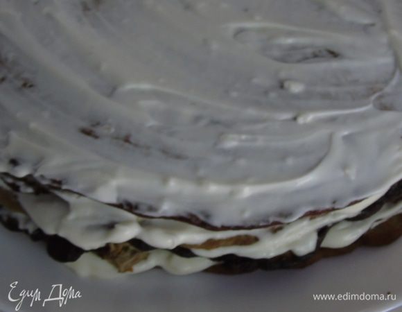 Перемазываем коржи домашним майонезом, смешанным с пропущенным через пресс чесноком и горчицей.