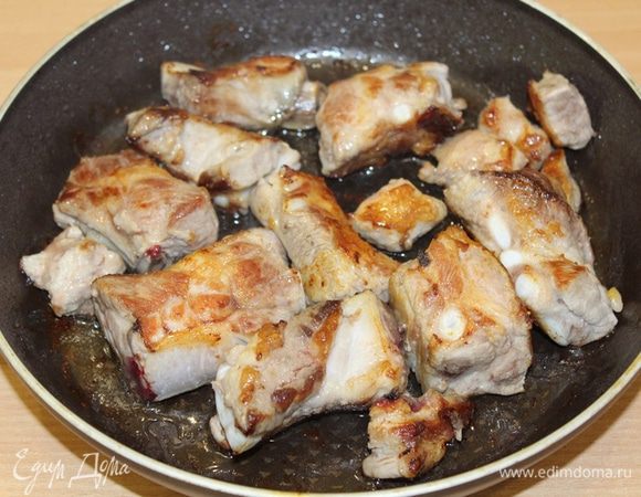 Ребра обжарить до золотистой корочки.