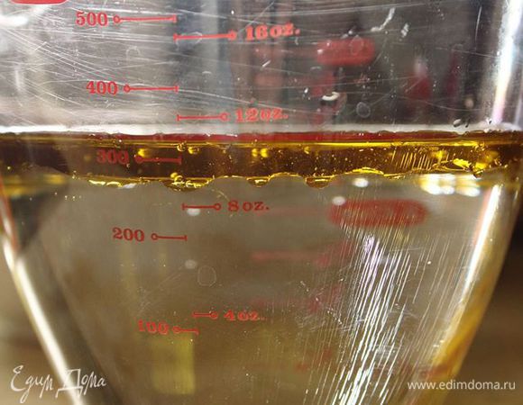 Теплую воду и масло смешать в емкости.
