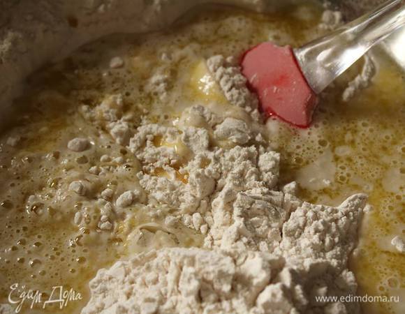 Муку, дрожжи, соль и сахар смешать в миске. Вылить туда воду с маслом и замесить тесто. С мукой oриентироваться и по тесту, можeте взять больше или меньше, я изначальнo смешиваю с 250 граммами и потом подсыпаю в процессе замеса.