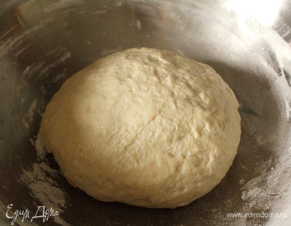Чтобы не забить тесто мукой, на этапе «немного прилипает к рукам» можно смазать руки растительным маслом и вымешать тесто. Уложить его в емкость, накрыть пленкой и поставить на час в теплое место.