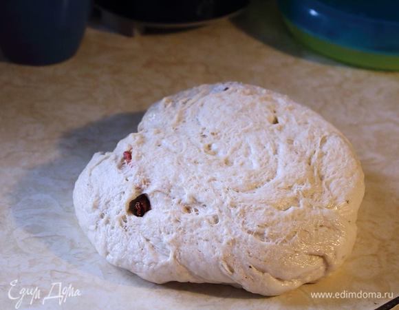 Подошедшее тесто разделить на 2 части.