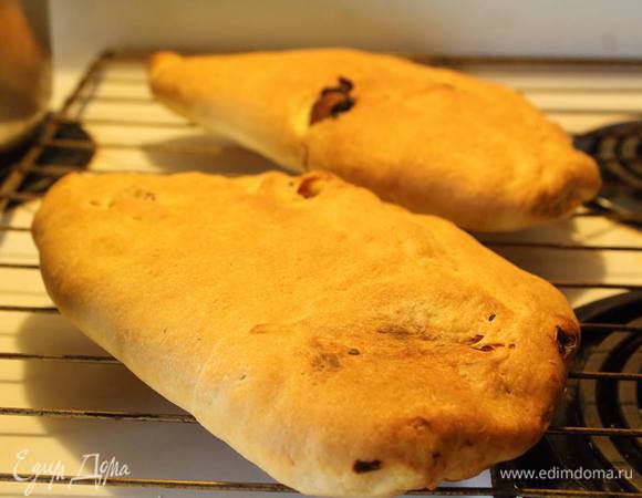 В духовку на 190°С до готовности (20–30 минут, смотреть по корочке). Готовые остудить на решетке, накрыв полотенцем.
