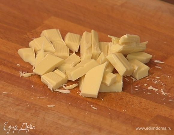 Шоколад нарезать небольшими кусочками.