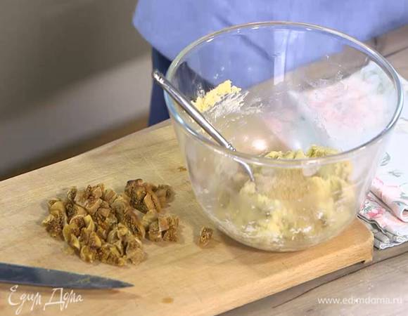 Муку перемешать с разрыхлителем и солью, добавить предварительно размягченное сливочное масло, влить ванильный экстракт и ложкой растереть все в крошку.