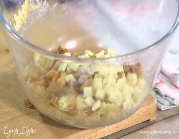 Ввести яйцо, все перемешать, затем добавить сахар, инжир, шоколад и вымесить тесто руками.