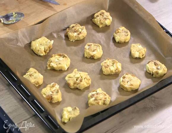 Выпекать печенье в разогретой духовке 10‒12 минут.