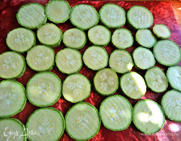 Кабачки нужны молодые, без семечек обязательно. От диаметра будет зависеть ширина пирамидок.