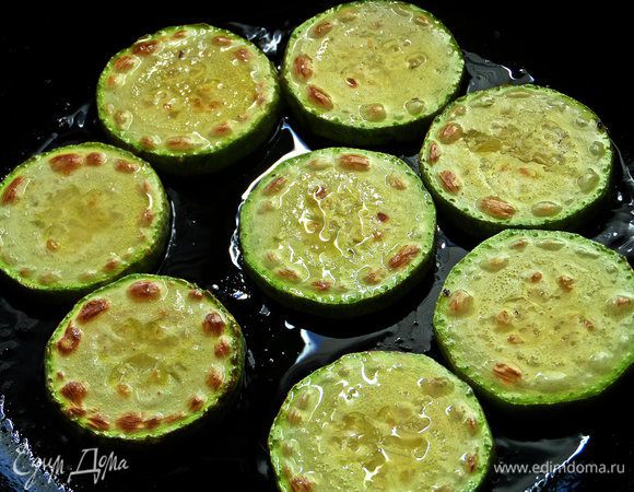 Кружочки обжарить с двух сторон на масле Biolio. В прошлом рецепте я макала кружочки в муку, на этот раз без нее, и так, и так можно.