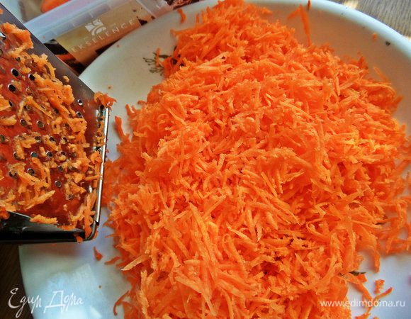 Натереть на терке. Можно на мелкой, но на крупной тоже хорошо проготовится.