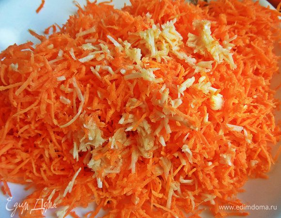 Измельчить зубчики любым способом в морковь. Я — на терке.