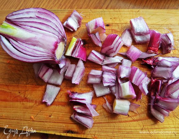 Нарезать лук. В прошлый раз был белый, но это особо не играет роли.