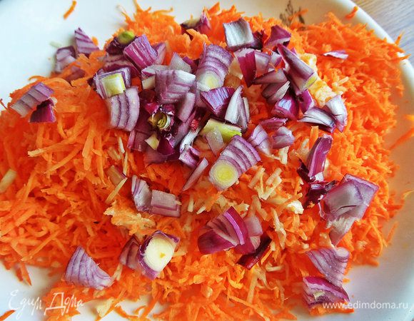 Высыпать лук к моркови.