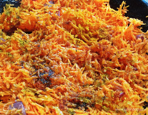 Обжариваем морковь с приправами после кабачков в растительном масле Biolio. Приправы можно менять, главное — соль, перец, чеснок должны присутствовать.