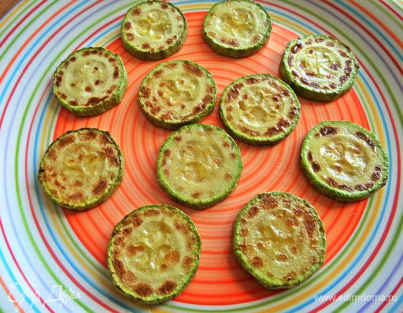 Перенести часть кабачков на общее блюдо, это будет первый слой.