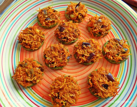 Чайной ложкой распределить половину моркови сверху.