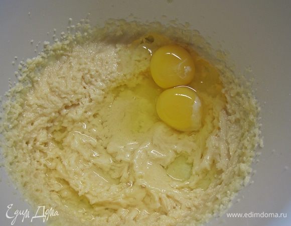 Добавьте яйца и снова взбейте.
