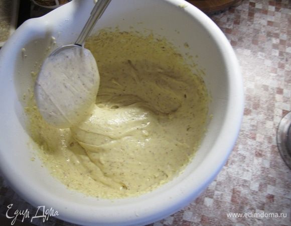 Замешиваем тесто, постепенно добавляя оставшуюся муку. Я беру 230+20 г, потому что все 230 грамм я сразу не высыпаю, слежу за густотой теста. Оно должно быть, как очень-очень густая сметана.

