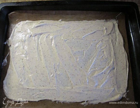 На противень кладем тефлоновый или силиконовый лист. Раньше таких не было. Брали пергамент, смазывали маслом и припыляли мукой, т. е. делали так называемую, «французскую рубашку». Наличие специальных листов для выпечки значительно ускоряет процесс.
Тесто делим на две части. Одну часть размазываем лопаточкой по листу. У меня получается прямоугольник 35*30 см.
