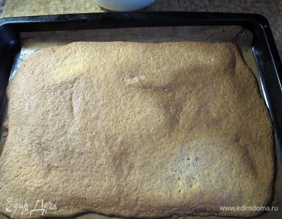 Выпекаем 6+1 минуту. После шести минут выпечки смотрим на корж, если он уже «загорелый», достаточно. При необходимости добавляем еще минуту. Я пеку в режиме верх-низ, поэтому на последней минуте либо ставлю сверху второй поддон, либо переключаю на режим «низ».
