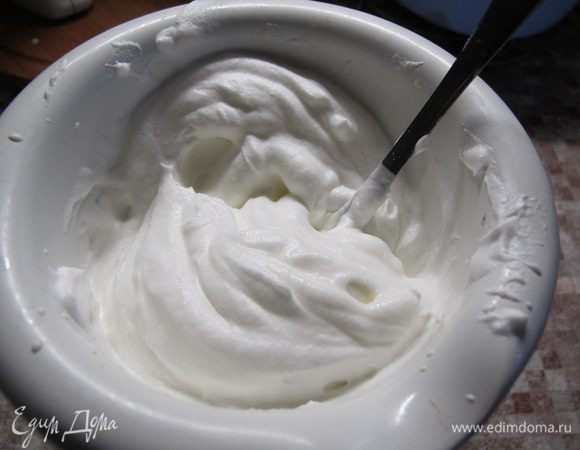 Пока печется корж, взбиваем сливки со столовой ложкой сахара и миндальной эссенцией до полного загустения.
Отдельно взбиваем сметану и перемешиваем со сливками.
