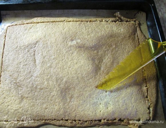 Выпекаем второй корж. Даем им остыть минут 5 и обрезаем еще теплыми до нужного размера. Они еще совсем мягкие, это нормально.
Обрезки не выбрасываем, они нам пригодятся, чтобы сделать крошку для обсыпки.
