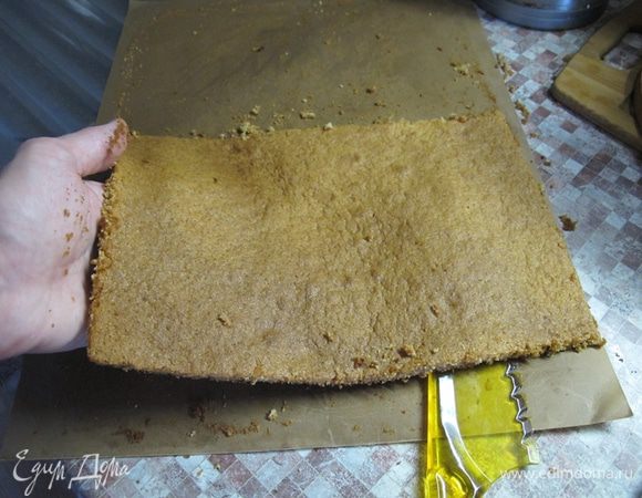 Охлаждаем пять-десять минут в прохладном месте. И аккуратно снимаем с листа.
Каждый корж режем пополам.
