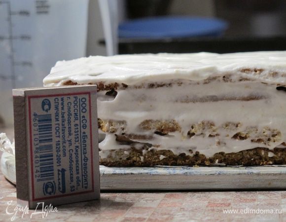 Собираем торт, промазывая коржи и боковины кремом.
Поскольку коржи очень нежные и по структуре близки к бисквитным, торт не надо ничем прижимать и ставить «на пропитку». Я убираю его в холодильник только на то время, пока делаю декор.

