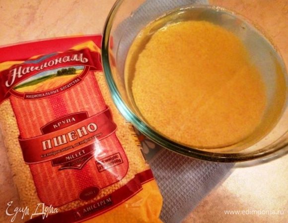 Берем пшено, отмеряем необходимое количество. Пшено ТМ «Националь» очень хорошего качества, золотисто-желтого солнечного цвета, без горечи. Пшено промыть хорошо. Залить водой и дать постоять 1 — 2 часа. После этого слить воду, еще раз промыть и поставить варить пшенную кашу на воде привычным и удобным для вас способом.
