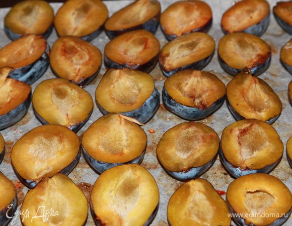 Сливу помыть, просушить бумажными полотенцами, разделить пополам и удалить косточку. Выложить плотно в один слой на противень с пергаментом. Духовка прогрета до 100°С (газовая, электрическая — до 80°С). Отправляем туда наши сливы на три часа. Дверка духового шкафа приоткрыта.