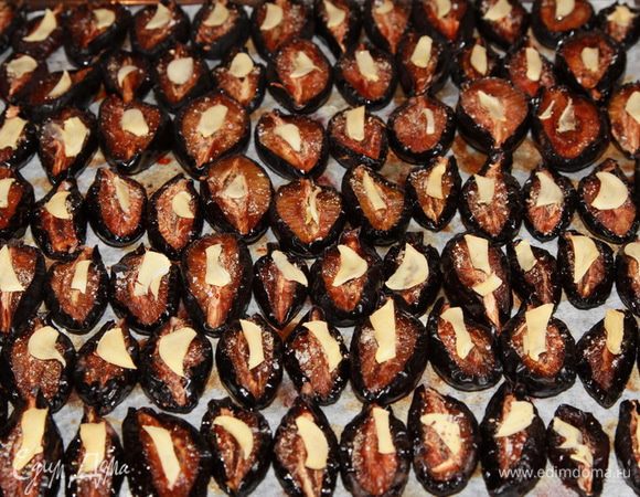 После 4 часов вяления слива подсохла и уже поместилась на 1 большом противне. В таком виде я отправила ее на балкон на весь солнечный и жаркий день. После этого складываем сливу в простерилизованные банки, еще пересыпаем орегано и заливаем растительным маслом. Все, в таком виде слива отлично хранится в любом прохладном месте.