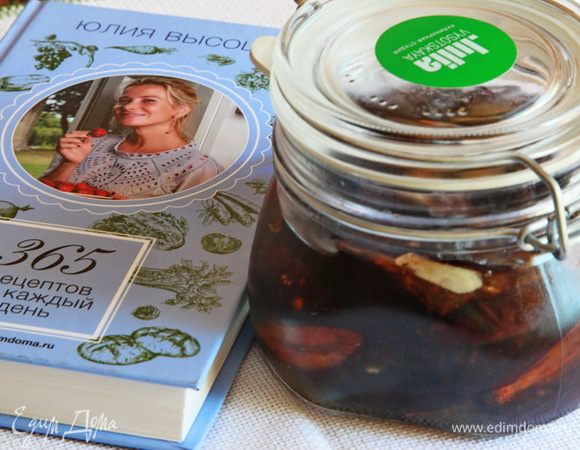 А это хвастаюсь! Пока я там отдельный пост напишу (но напишу обязательно), это наконец-то приехали ко мне мои подарки за рецепт месяца в октябре 2015 года. Баночка сразу используется по назначению, а книгу пока что я пролистываю: читать внимательно времени нет. Даша, огромная благодарность за то, что подарки доехали до меня.