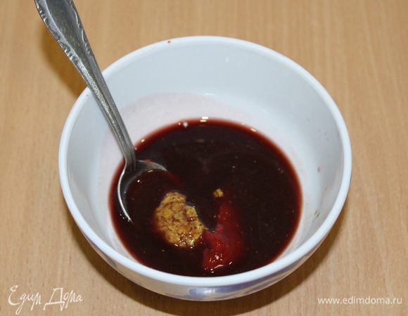 Смешать все ингредиенты для соуса.