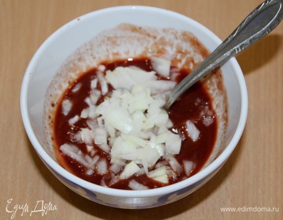 Добавить измельченный чеснок и мелкопорезанный лук, перемешать, попробуйте, соус должен быть очень приятным на вкус.