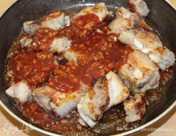 Добавить соус к мясу, тушите мясо под крышкой, периодически переворачивая ребрышки, около 30 минут.