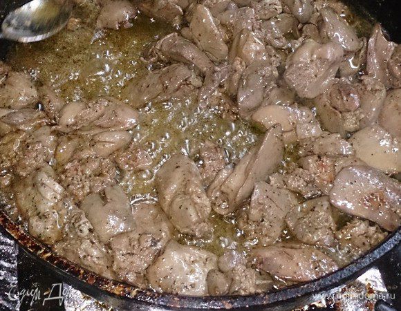 Обжариваем печень на сливочном масле, солим, перчим.