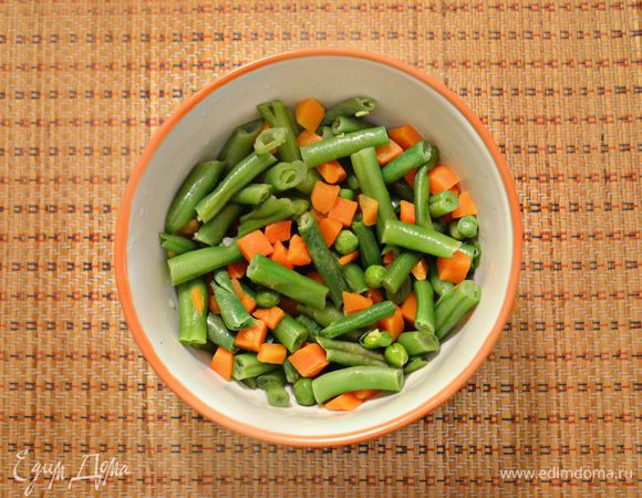 Овощную смесь разморозить и лишнюю воду слить. Я использовала смесь «морковь, зеленый горошек и стручковая фасоль». Морковь в смеси использовать обязательно, а вот вместо горошка можно взять кукурузу, болгарский перец.