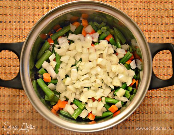 Почистить и мелко нарезать небольшую луковицу. К рису добавить овощную смесь и лук, все перемешать.