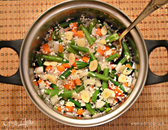 Чеснок почистить и нарезать тонкими пластинками, добавить к смеси. Слегка посолить, поперчить и перемешать. 