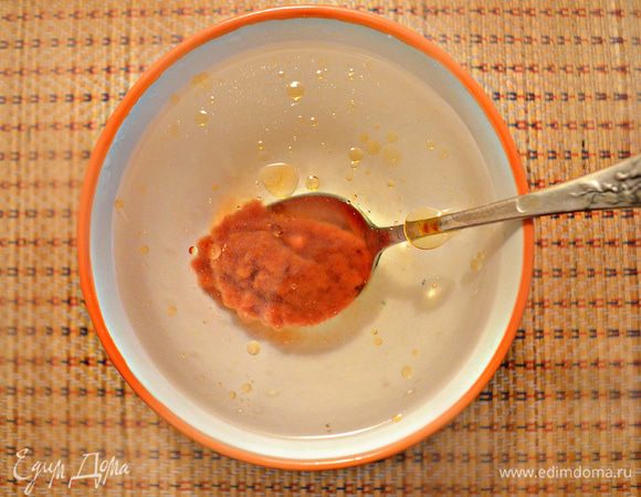 Томатную пасту растворить в горячей воде (примерно 350 мл).