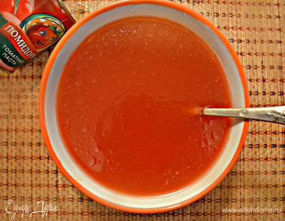 Добавить немного соли, 1 ст. л. растительного масла и перемешать.