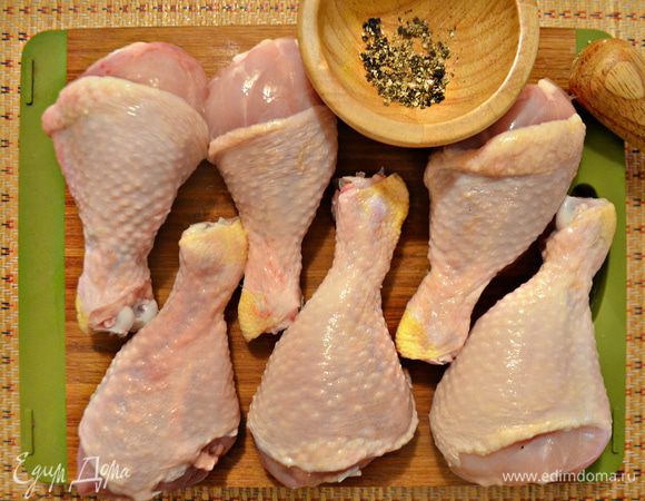 Голени промыть, обсушить бумажными полотенцами. Слегка подсолить и поперчить.