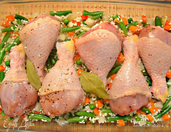 Форму для выпекания смазать растительным маслом, положить рисово-овощную смесь и разровнять. Сверху выложить в шахматном порядке голени, лавровый лист.